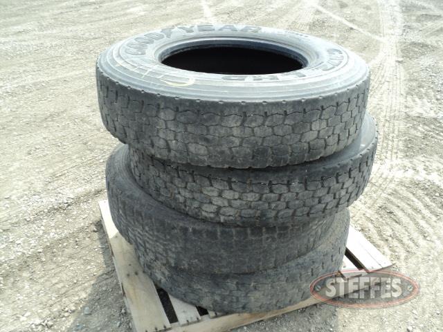 Pallet of (4) 11R22.5 drive tires,_3.JPG